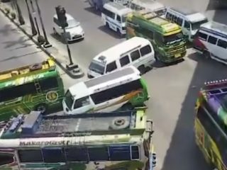 Tolak Kebijakan Perubahan Rute, Sopir Bus Blokade Jalan Simpang Pos