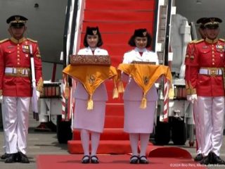 Bendera Pusaka dan Teks Proklamasi Tiba di Bandara Balikpapan