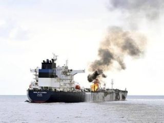 Diserang 3 Proyektil, Kapal Tanker Yunani Terbakar hingga Terombang-Ambing di Lautan Yaman