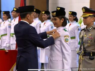 Jokowi Kukuhkan 76 Paskibraka Pengibar Bendera Merah Putih di IKN