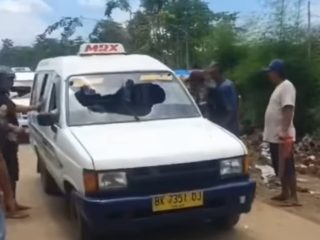 Geng Motor Berulah, Pecahkan Kaca 7 Angkot MR X hingga Bacok Punggung Warga di Jalan Selambo