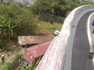 Truk Jatuh dari Ketinggian 15 Meter Tol Cibitung, Diduga Sopir Mengantuk