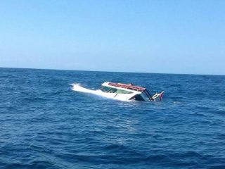 Monitoring ke Jembrana, Kapal Tim KPK Terbalik Diterjang Ombak di Laut Bali