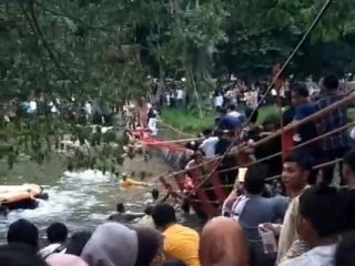 Diduga Kelebihan Muatan, Jembatan di Taman Cadika Medan Ambruk