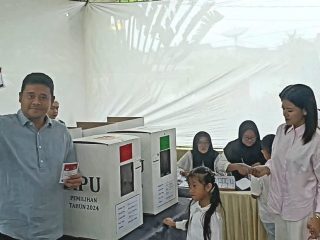 Bobby Nyoblos di Medan Bersama Istri dan Ibu, Harap Warga Tetap ke TPS Meski Banjir