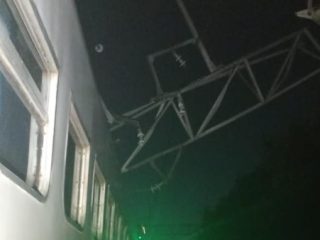 2 Gerbong KA Gumarang Dilepas Buntut Nyangkut di Tiang LAA Miring