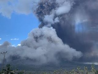 Erupsi Lagi, Tinggi Kolom Abu Gunung Lewotobi Capai 2 Km