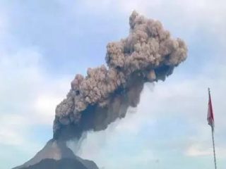 Meletus Lagi, Gunung Lewotobi  Semburkan Abu Setinggi 9 Km