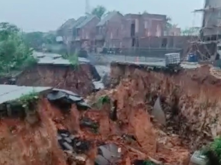 Tanah Longsor Bikin Putus Jalan Penghubung Kabupaten Tangerang–Bogor