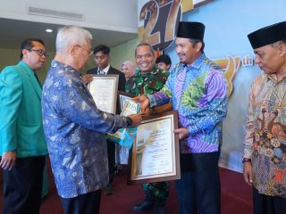 HUT Ke-27 YPSA, Sejumlah Tokoh Peduli Pendidikan Mendapat Penghargaan